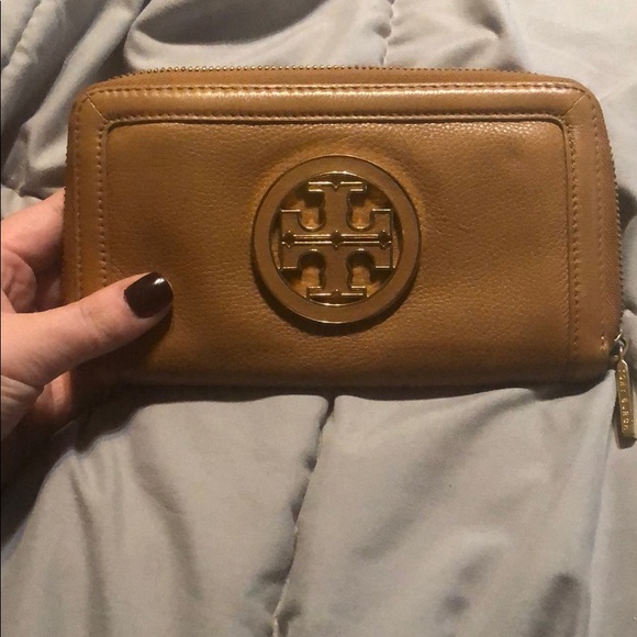 Tory Burch Amanda ZIP Continental Wallet - Picture 4 of 8